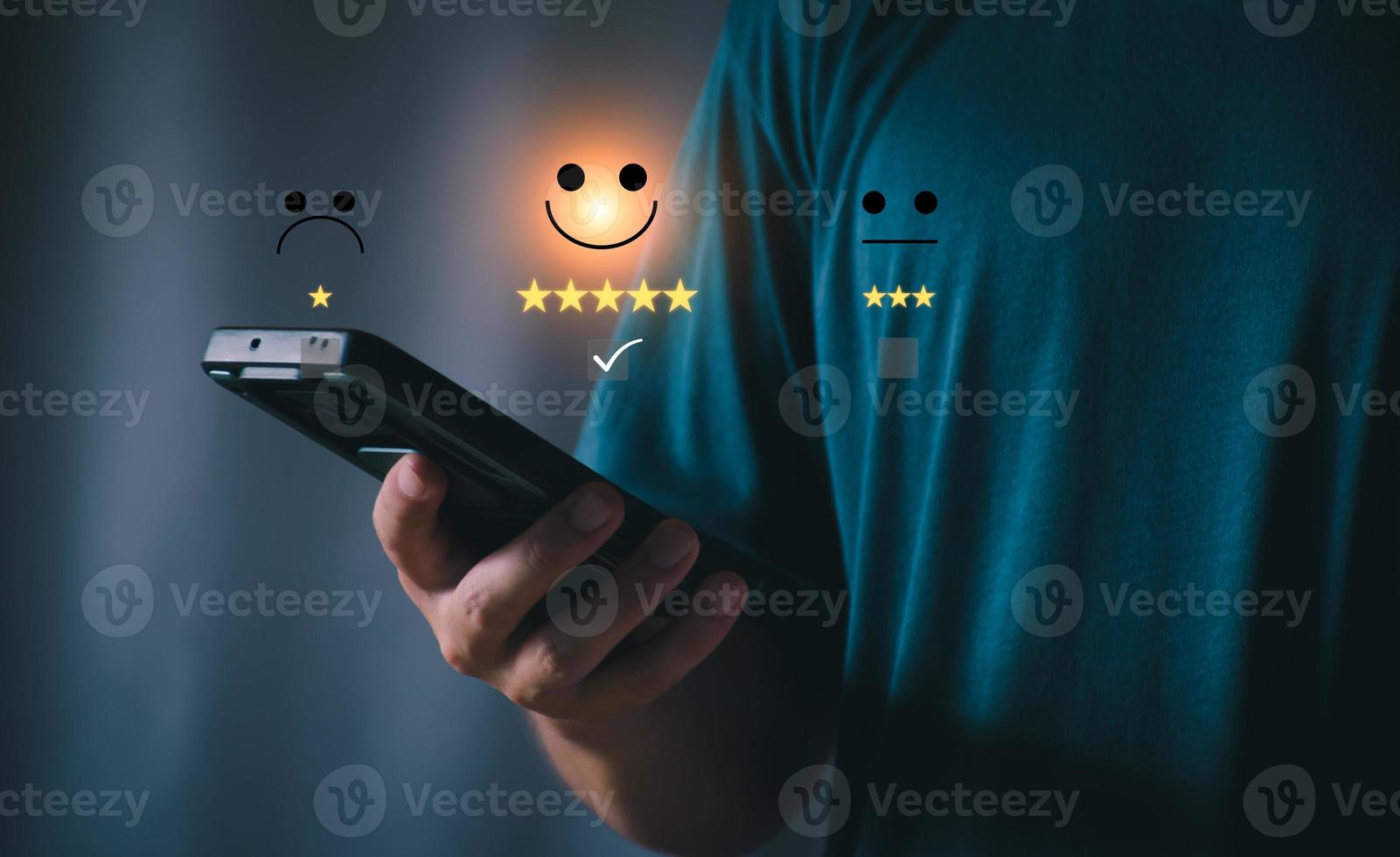 pesquisa de satisfação do cliente. classificação de satisfação do cliente, emoji sorridente, cliente feliz, bom serviço, classificação positiva, serviço feliz, serviço cinco estrelas. tela de toque virtual, tecnologia futurista. foto