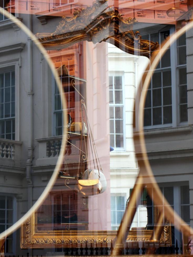edifício refletido na vitrine de Londres foto