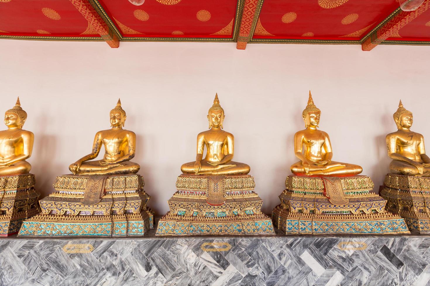 estátuas de Buda em um templo na Tailândia foto