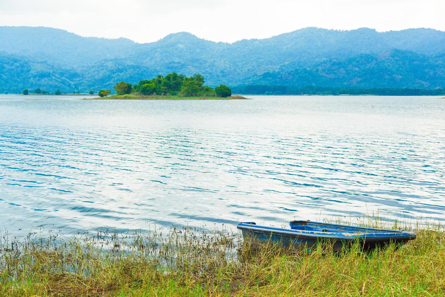 barco na margem do lago foto