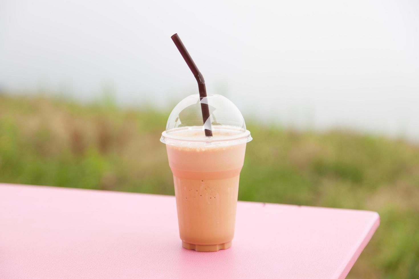 café em um copo de plástico foto