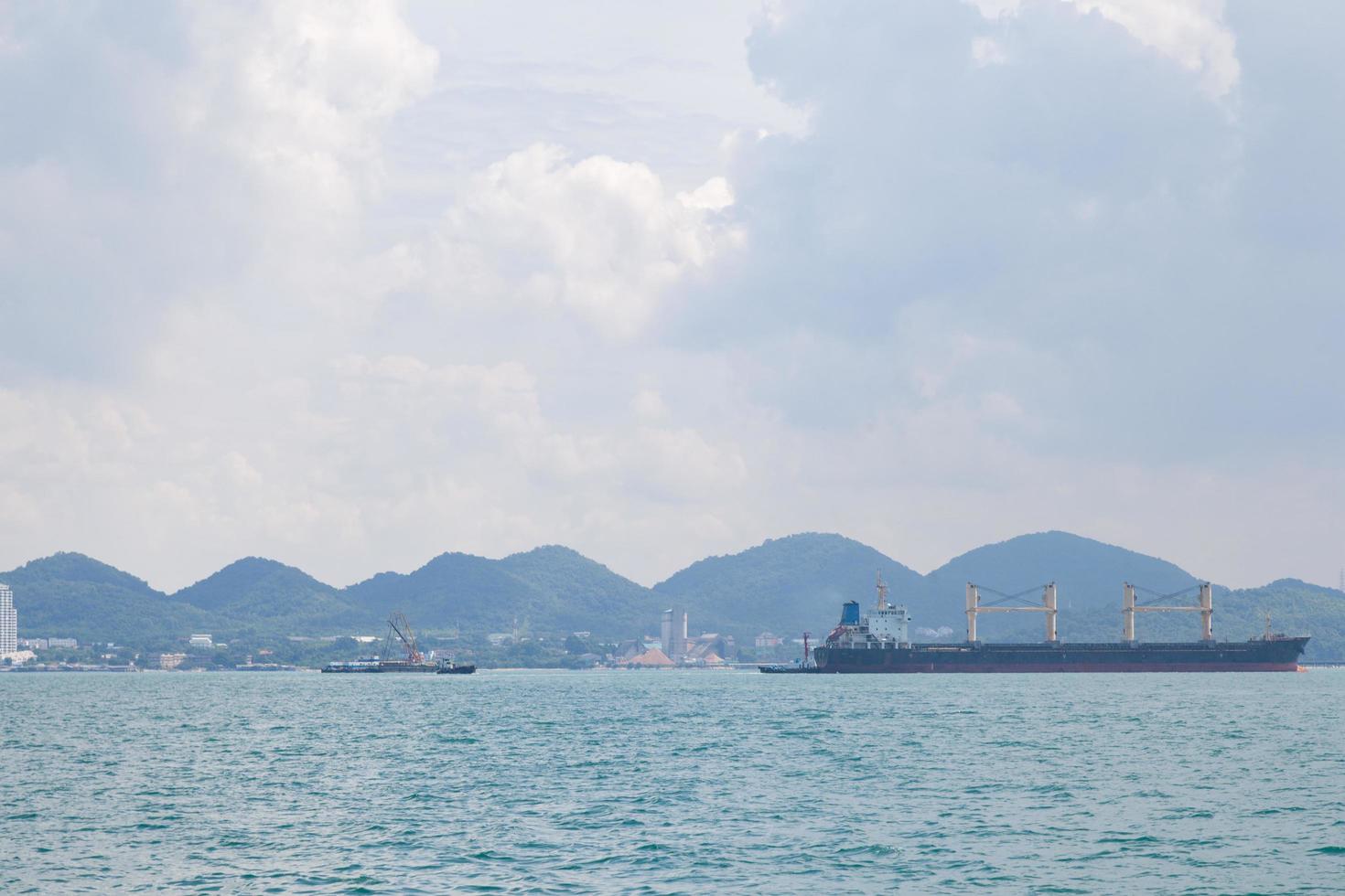 grandes navios de carga no mar foto