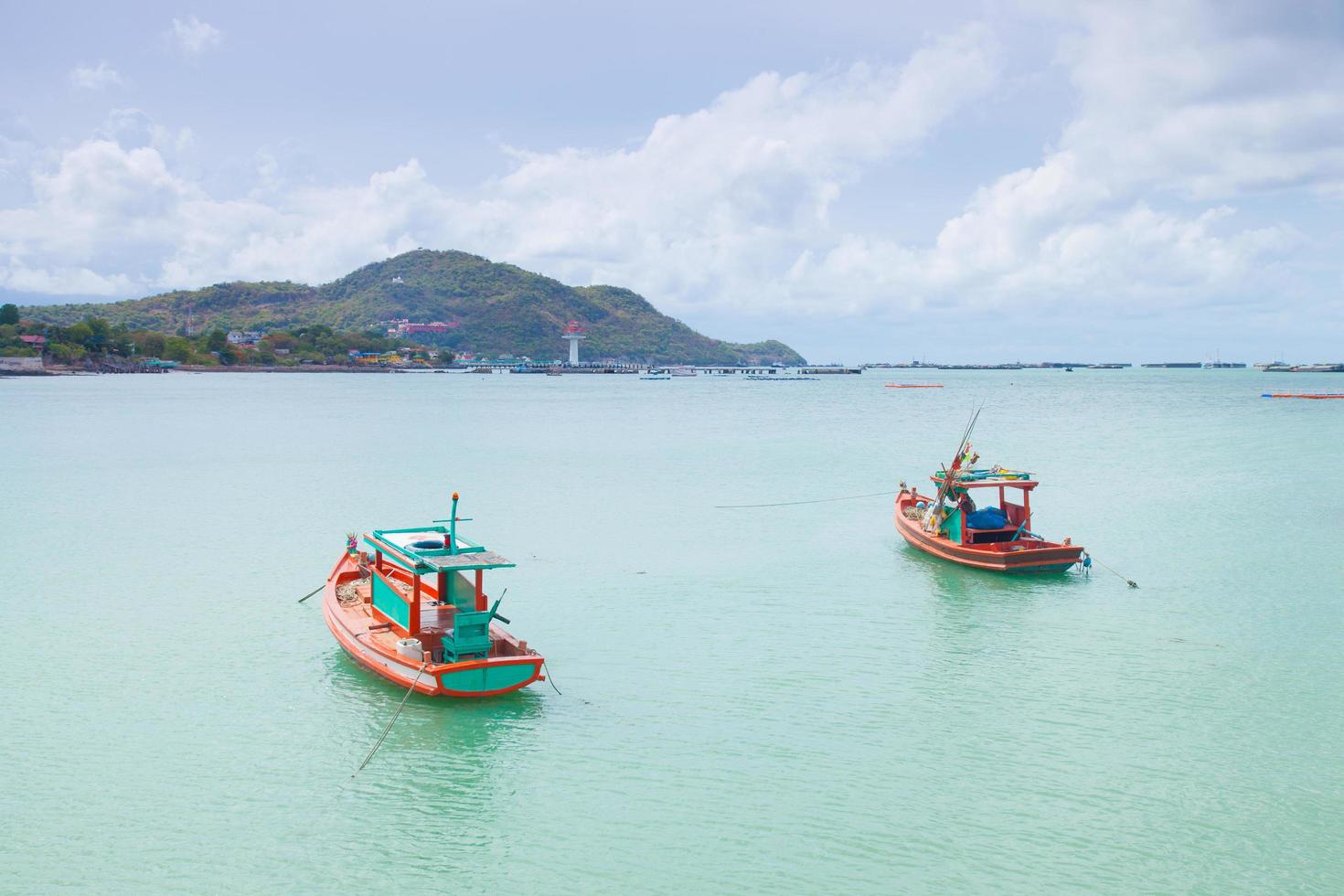 Barco de pesca atracado na praia na Tailândia foto