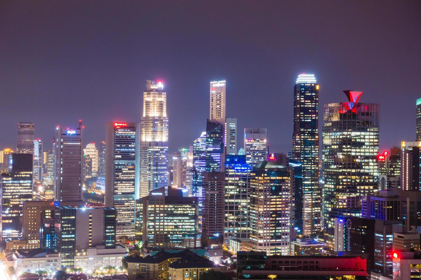 edifícios de Singapura à noite foto