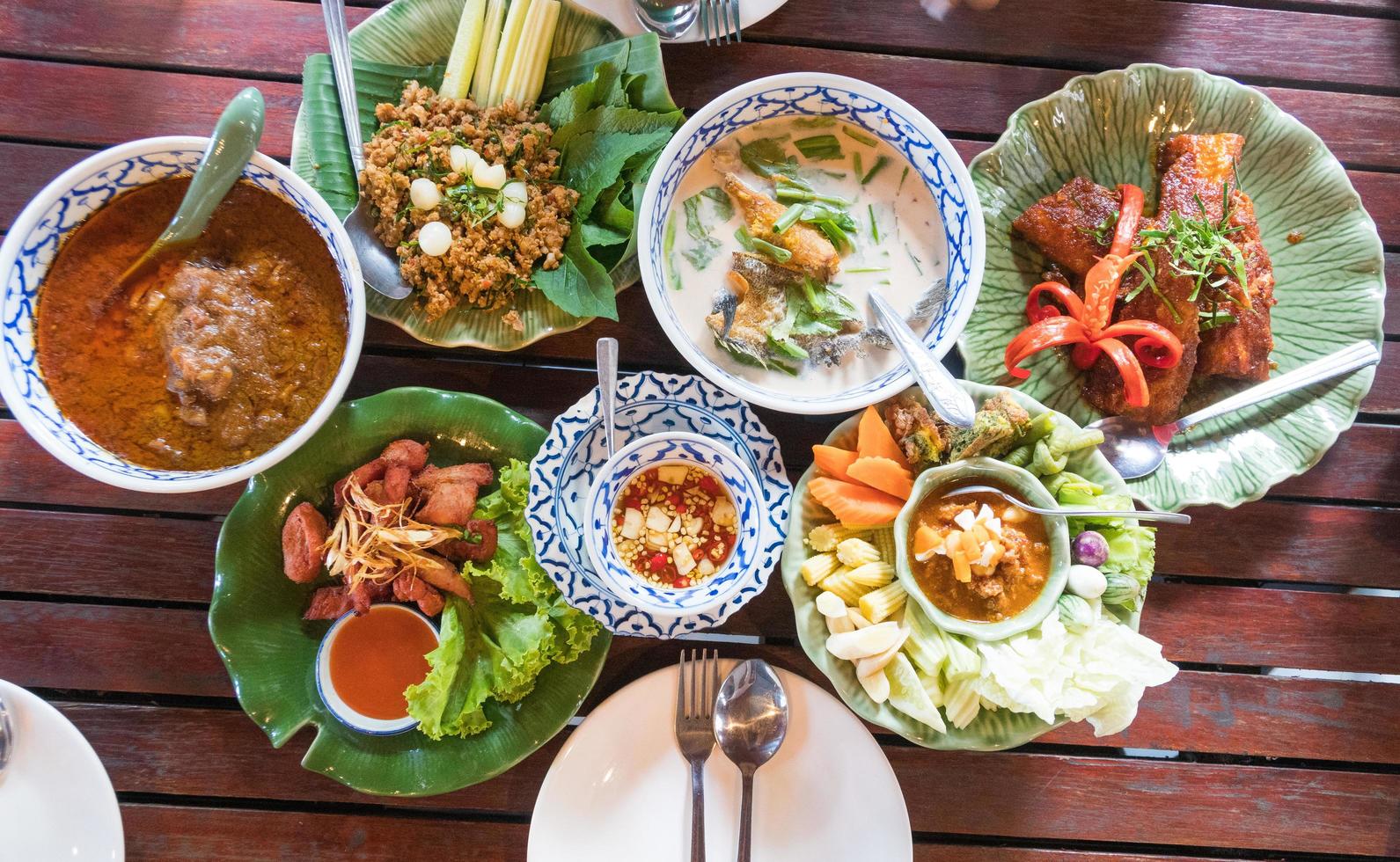 variedade de comidas tailandesas foto