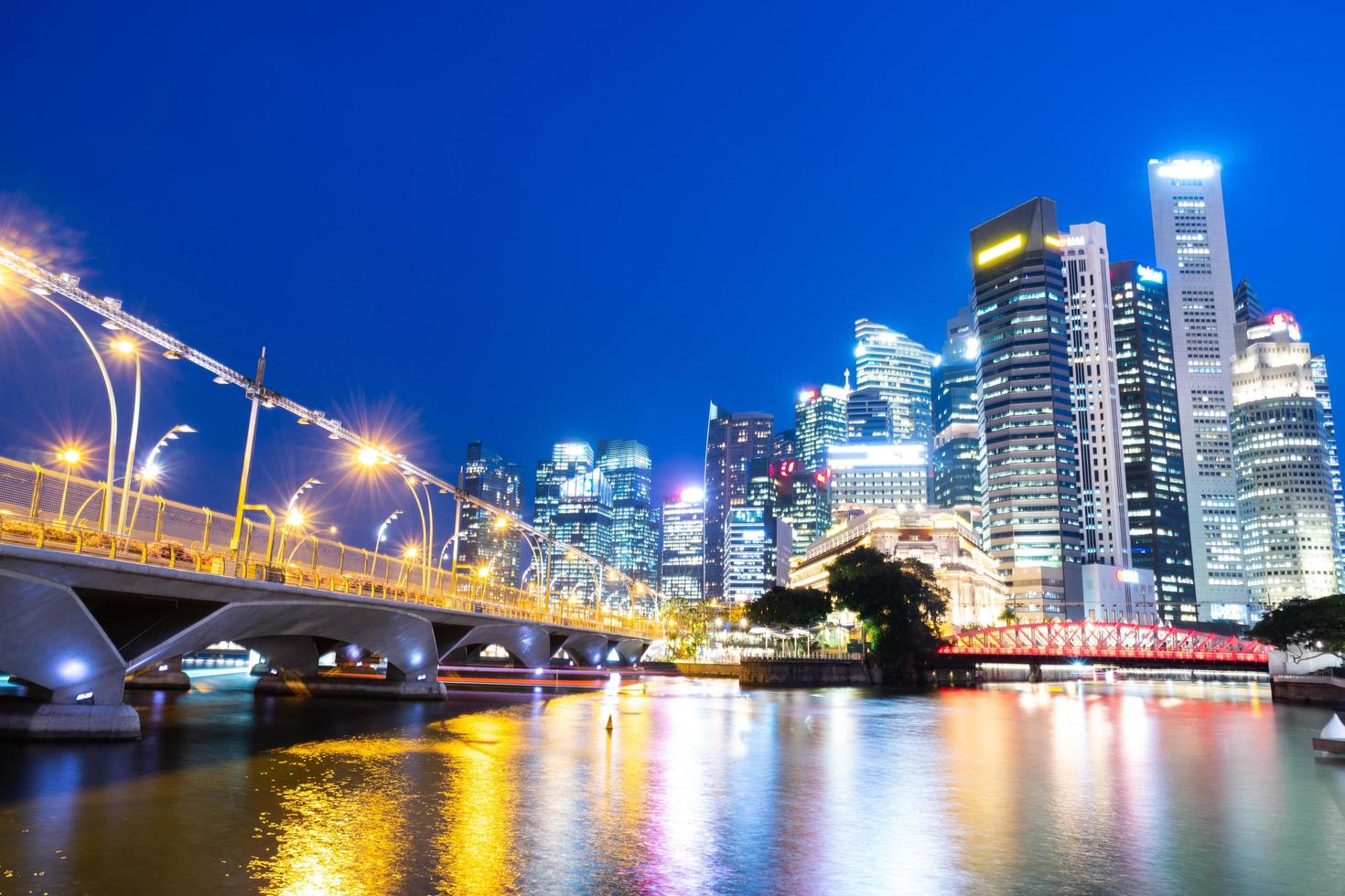 paisagem urbana de Singapura à noite foto