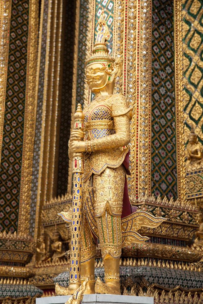 estátua em um templo na tailândia foto
