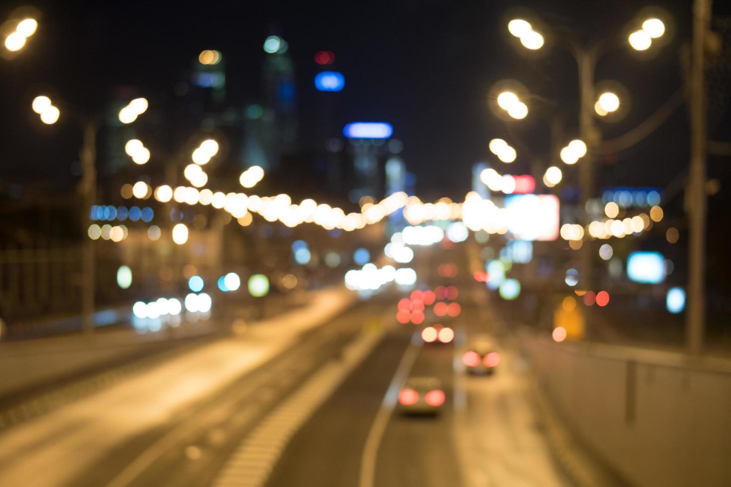 paisagem urbana borrada à noite foto