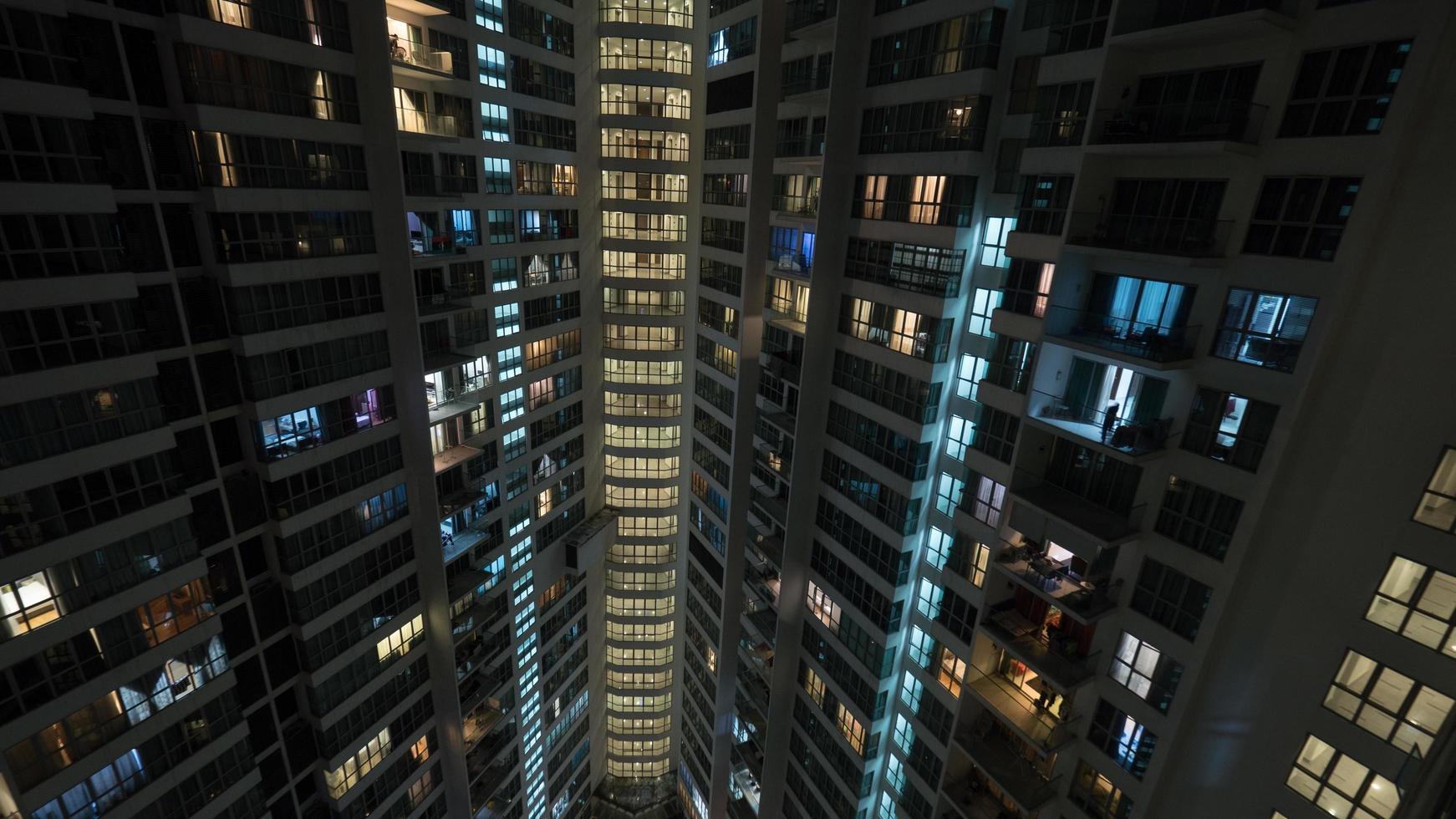 Kuala lumpur, Malásia, 2020 - edifícios arranha-céus à noite foto