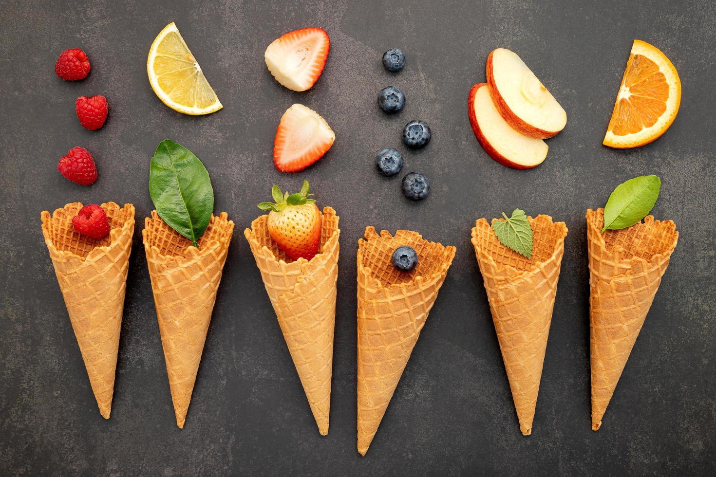 várias frutas em cones foto