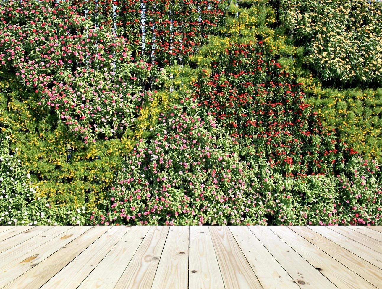 parede de flores e piso de madeira foto