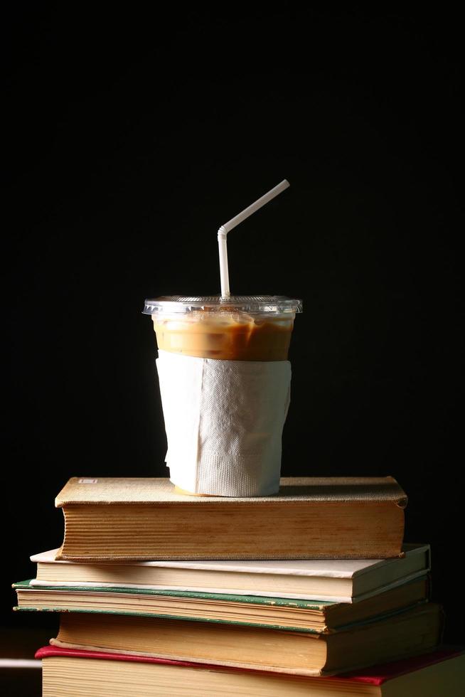 café gelado em livros foto