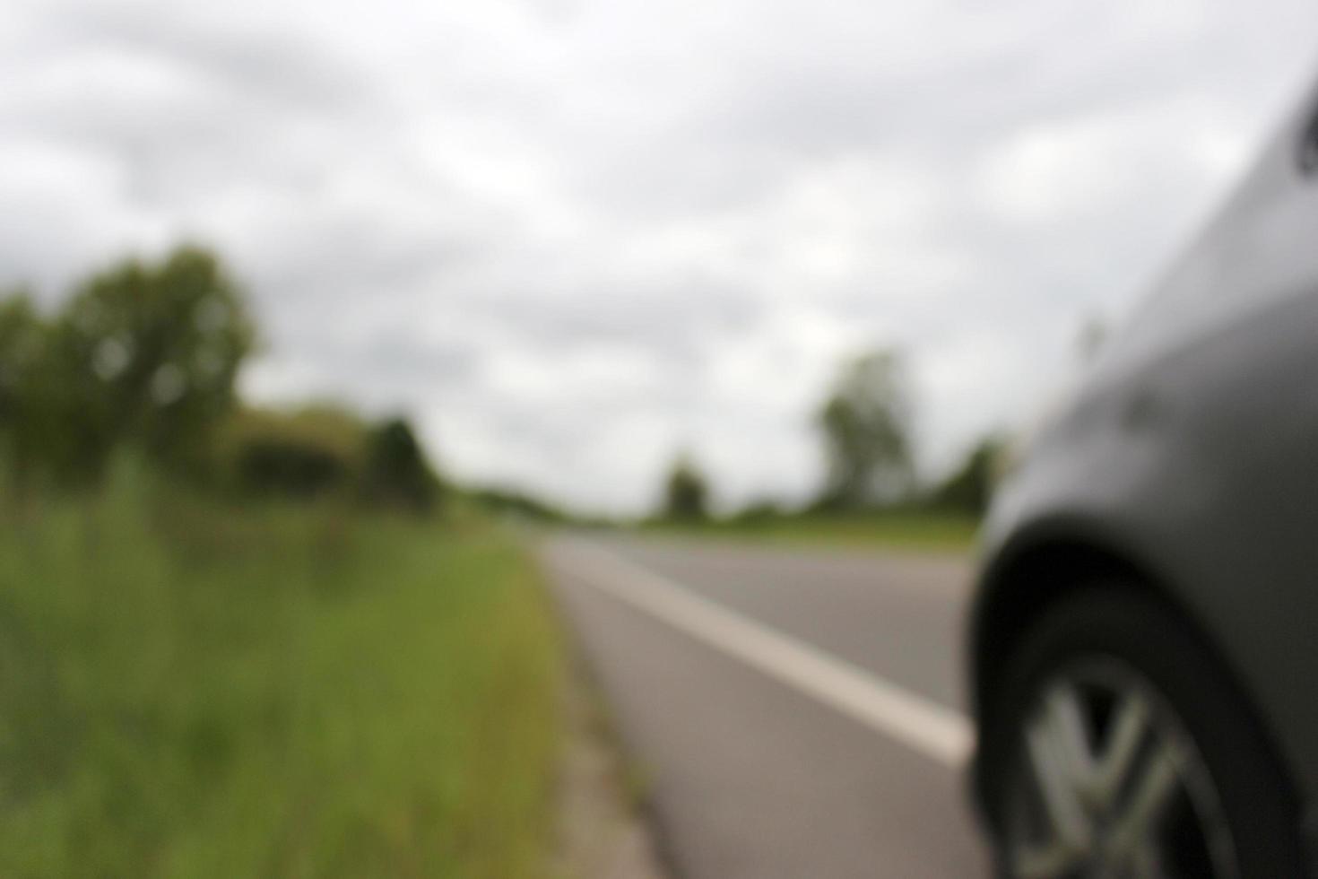 carro borrado na estrada foto