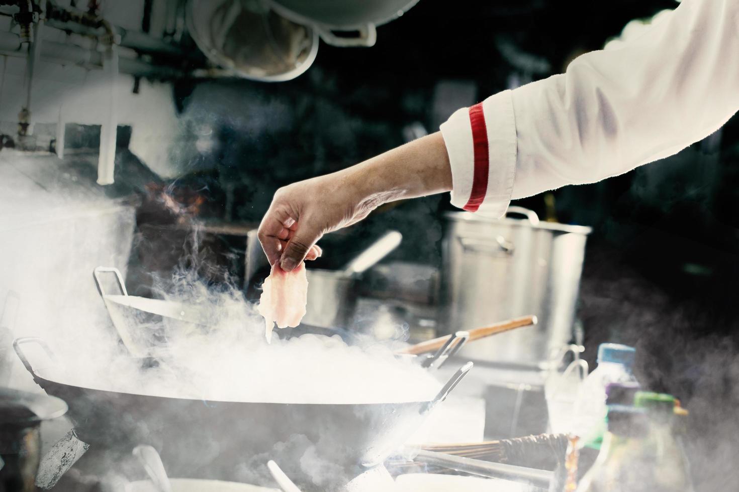 chef cozinhando comida foto