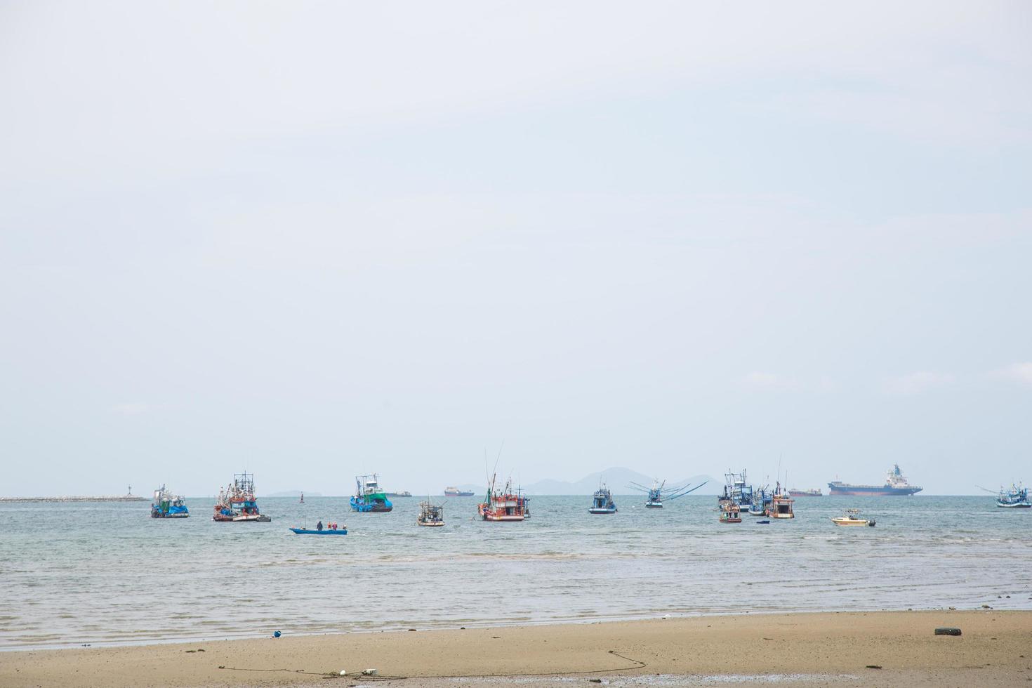 pequenos barcos de pesca no mar foto