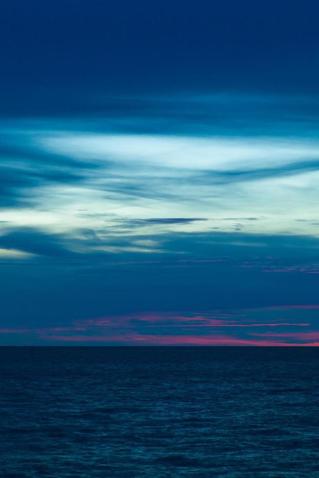 mar e céu à noite foto