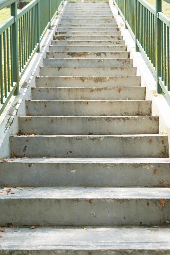 escadas velhas que levam para cima foto