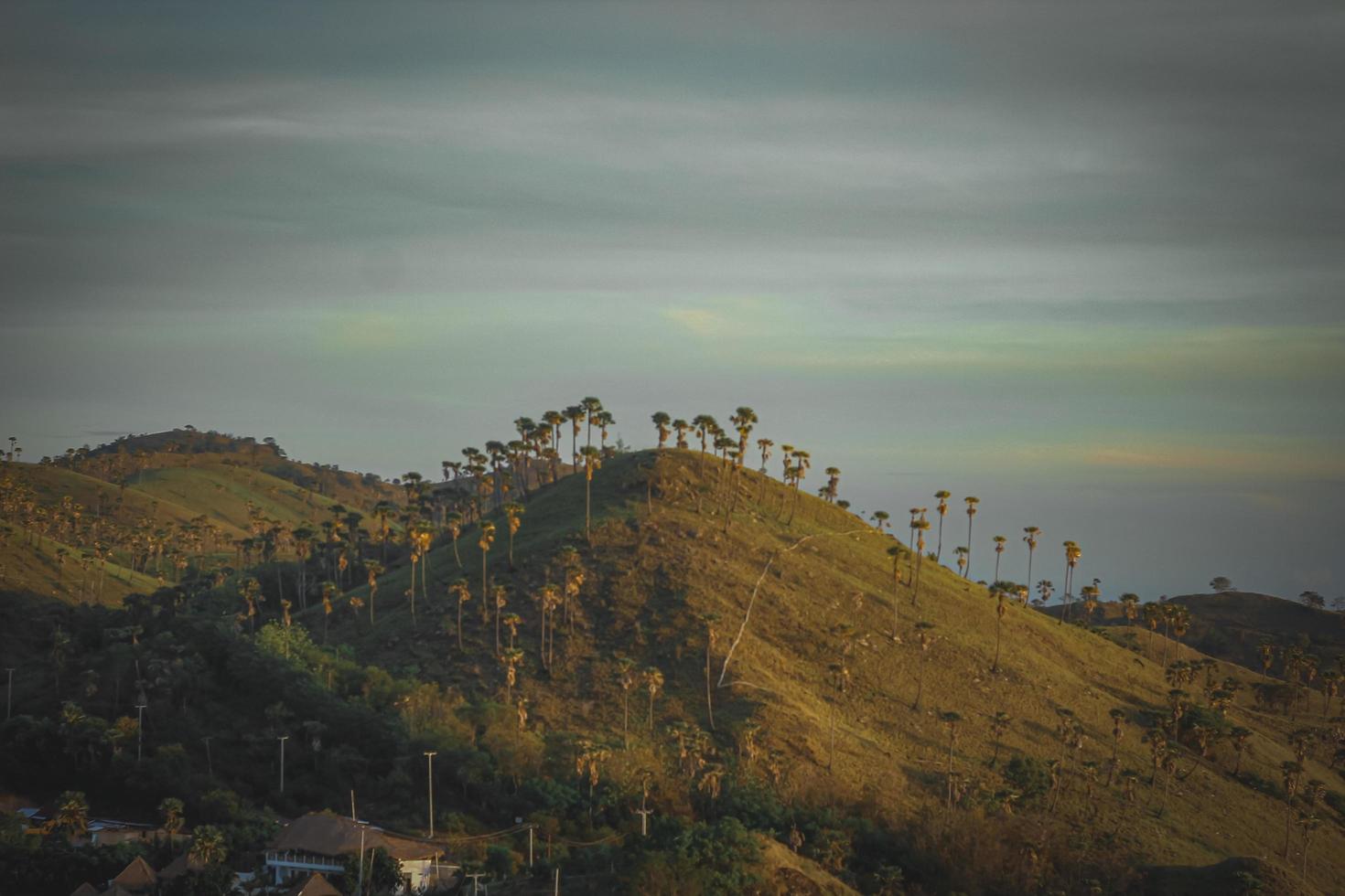 paisagem com montanhas e lago. belas paisagens em labuan bajo, ilhas como pedaços do céu espalhados pela terra. foto