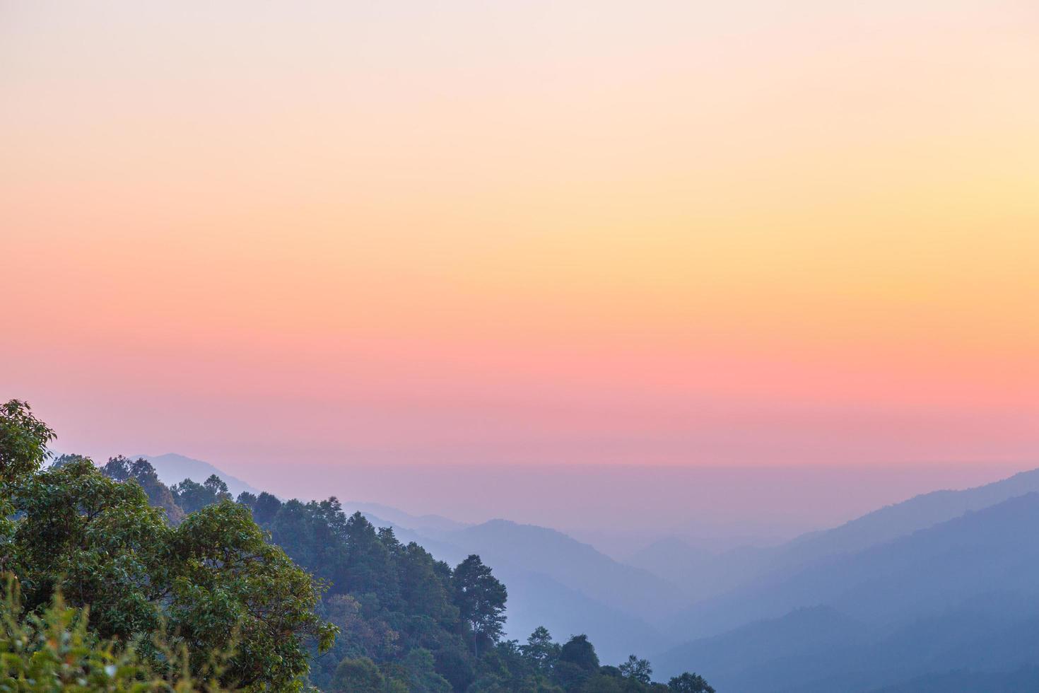 nascer do sol sobre as montanhas foto