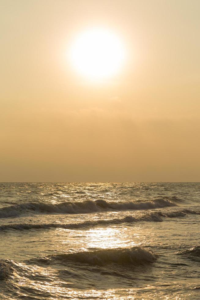 o mar ao nascer do sol foto