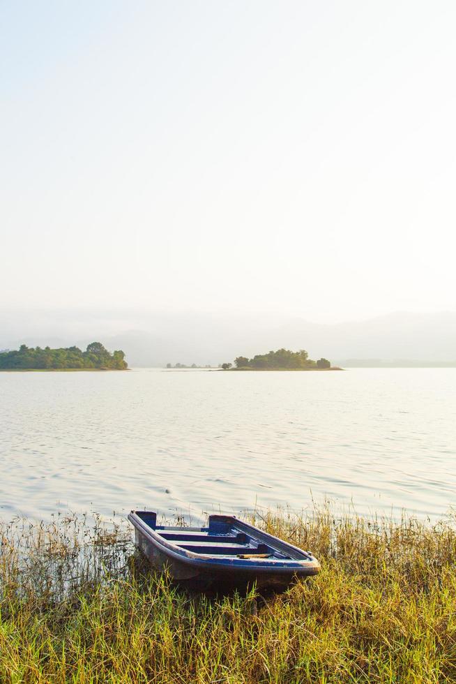 barco na margem do lago foto