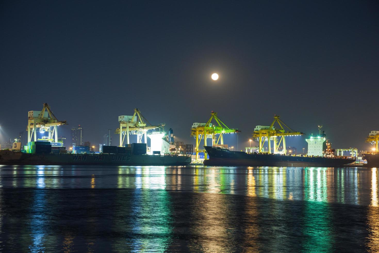 navios de carga atracando na tailândia foto