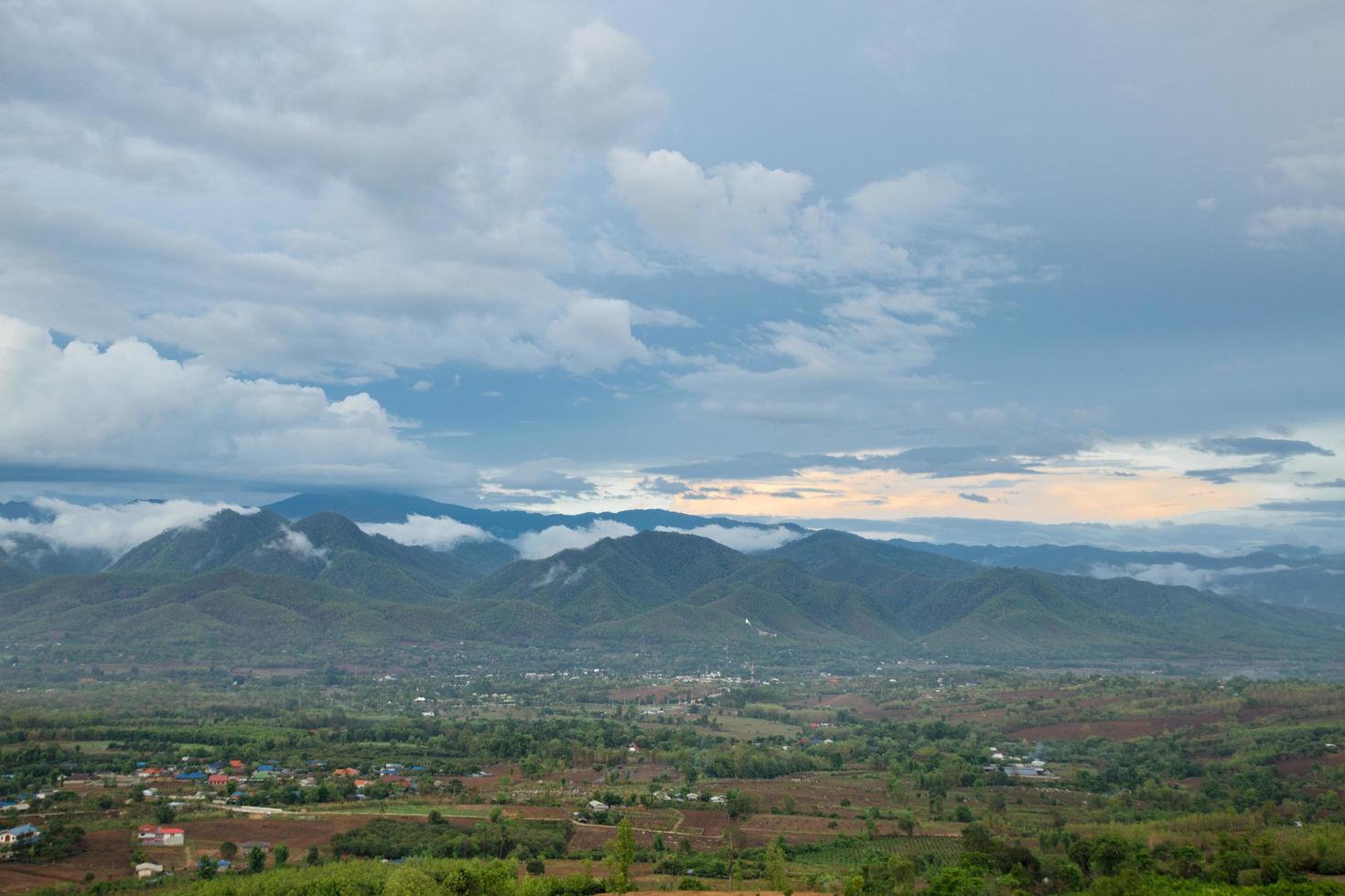 montanhas e florestas na tailândia foto