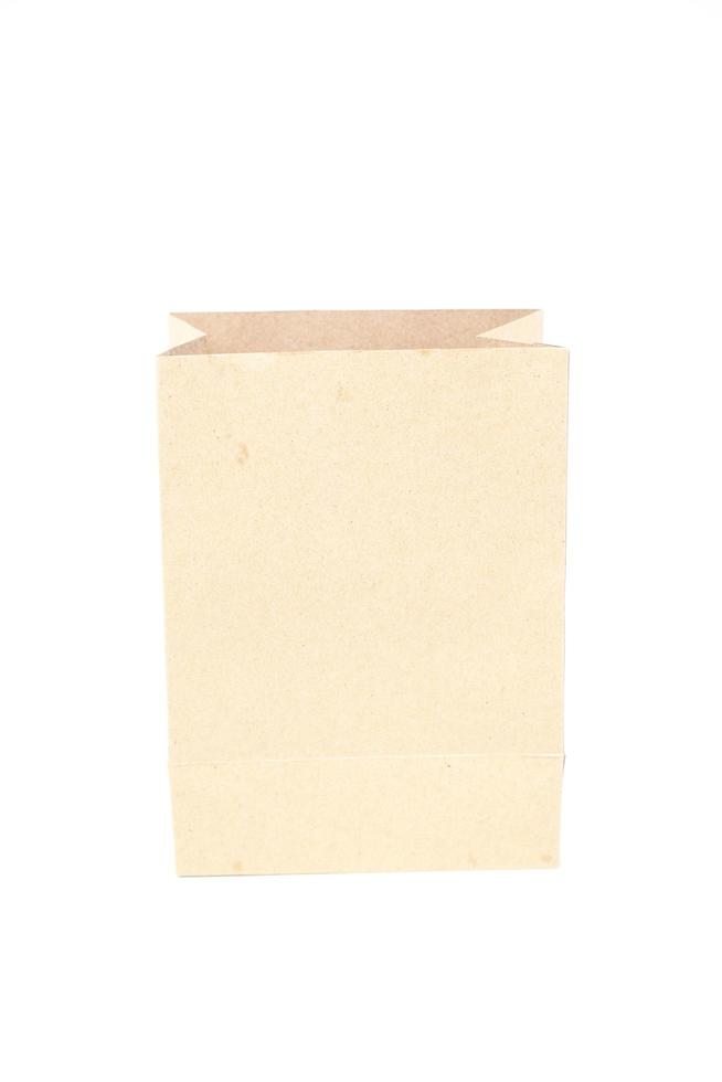 saco de papel pardo em fundo branco foto
