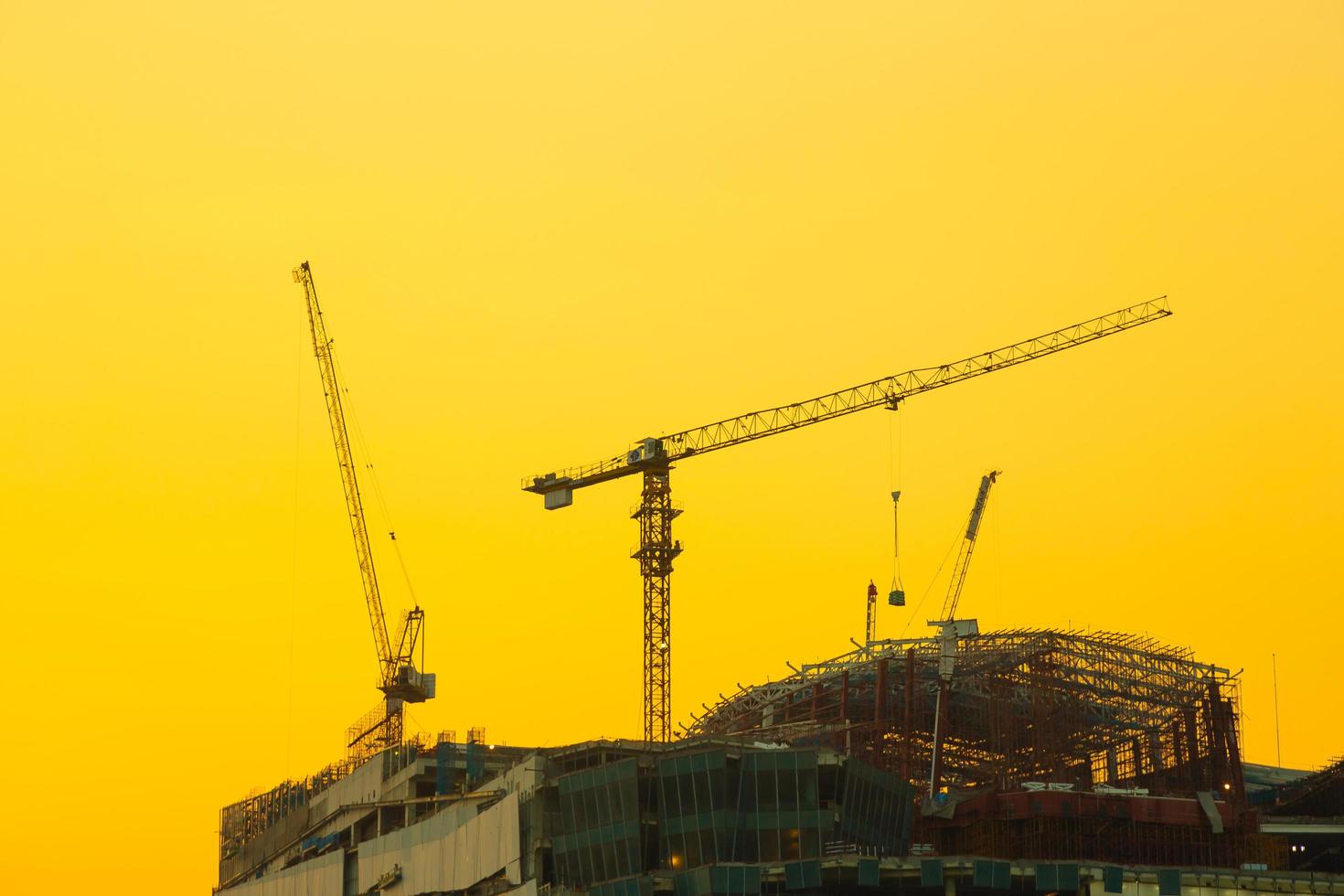 guindastes de construção em bangkok, tailândia foto