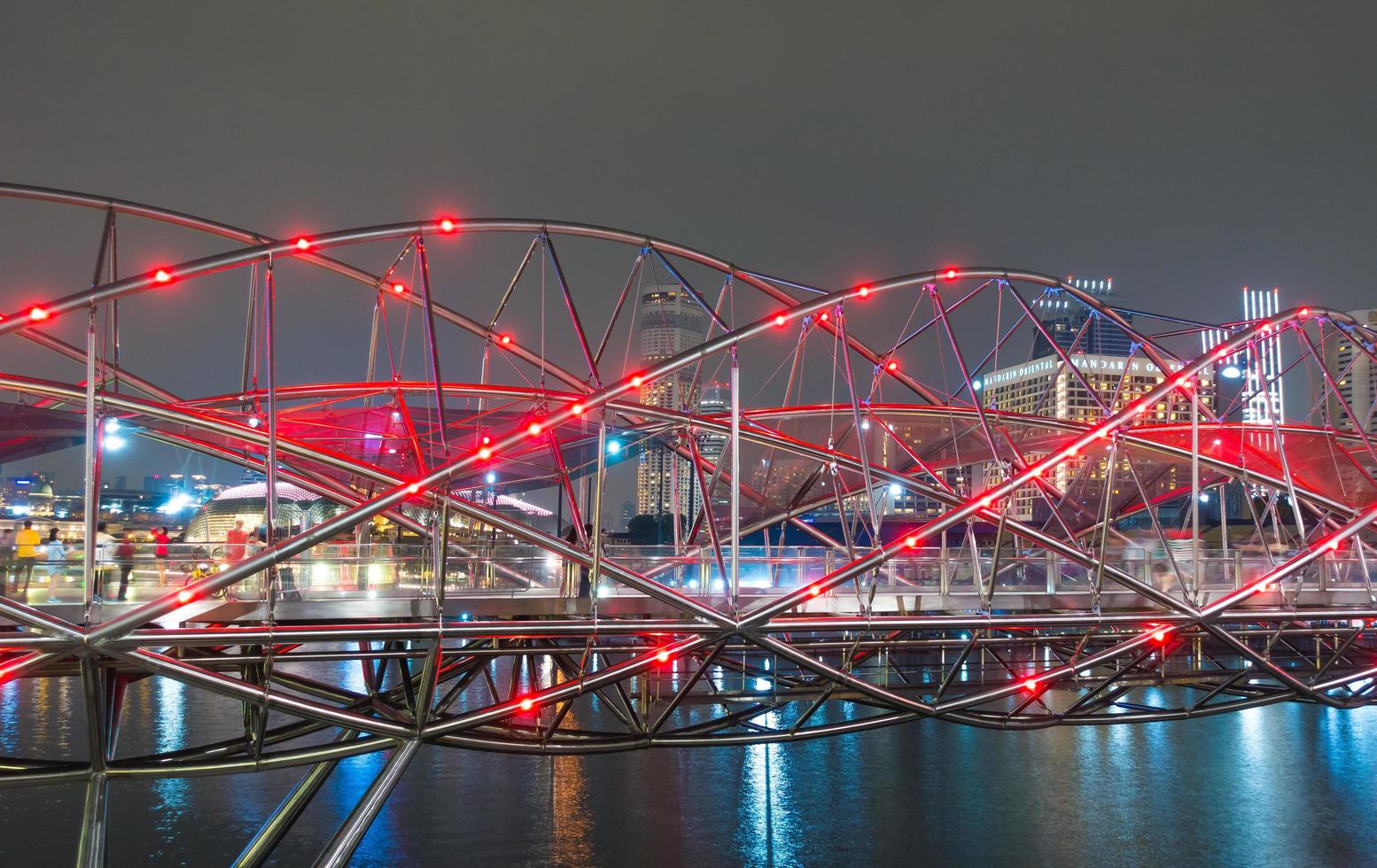 ponte helicoidal em cingapura foto