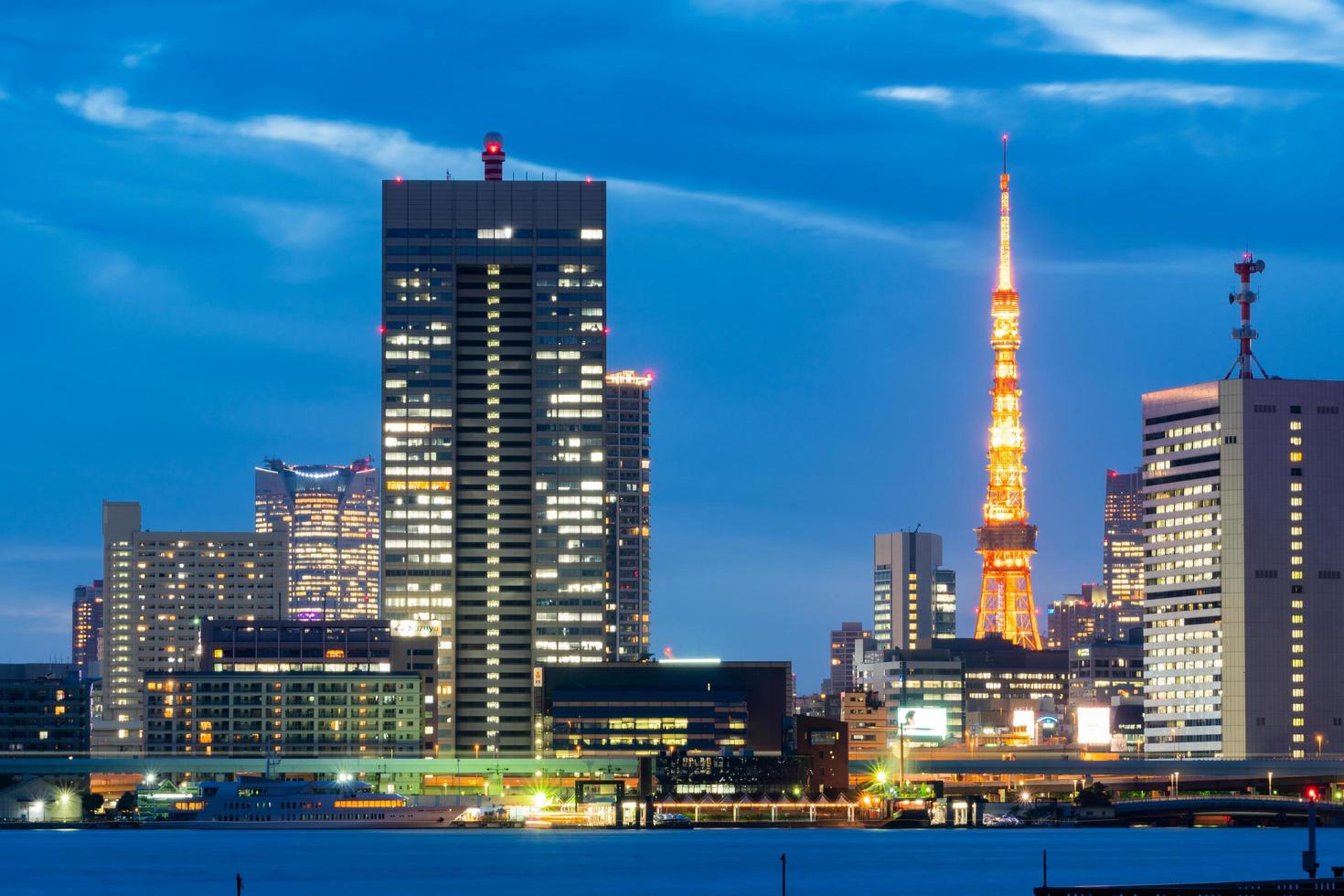 torre de Tóquio e paisagem urbana no Japão foto