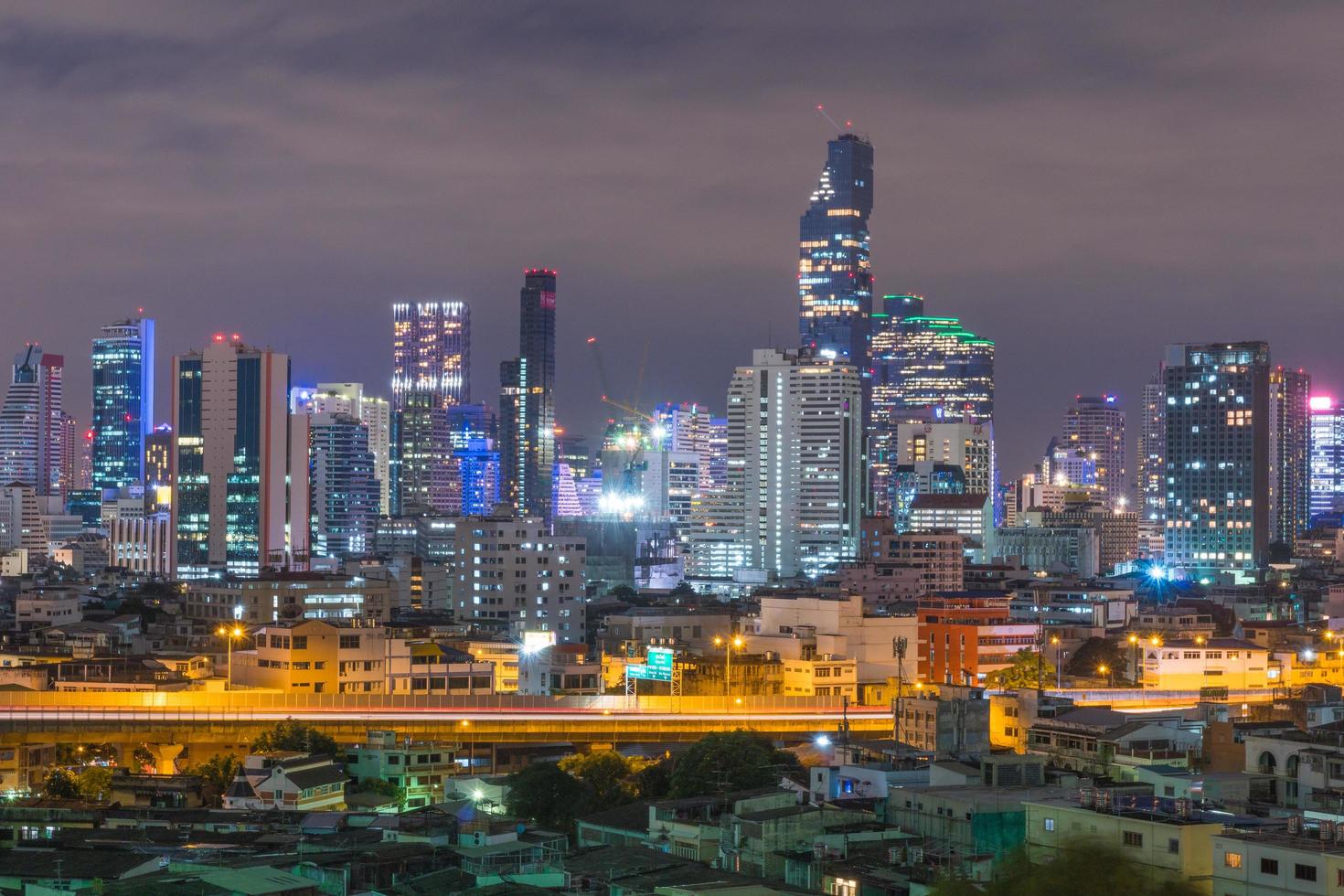 cidade de Banguecoque à noite foto