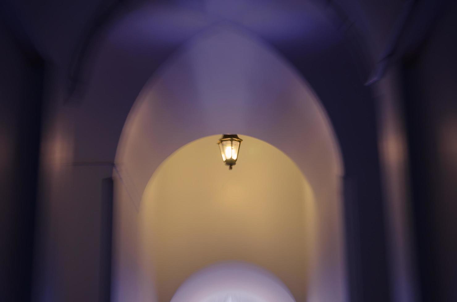 lâmpada de luz pendurada em lugar escuro para o conceito de fundo desfocado foto