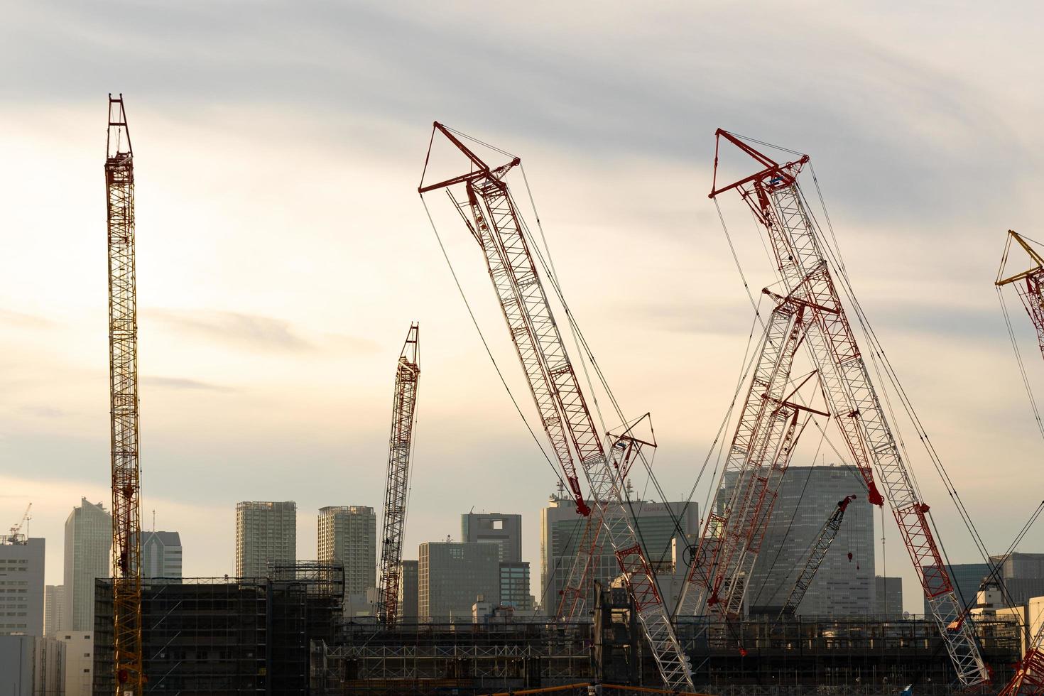 arranha-céus e projeto de construção em tokyo, japão foto