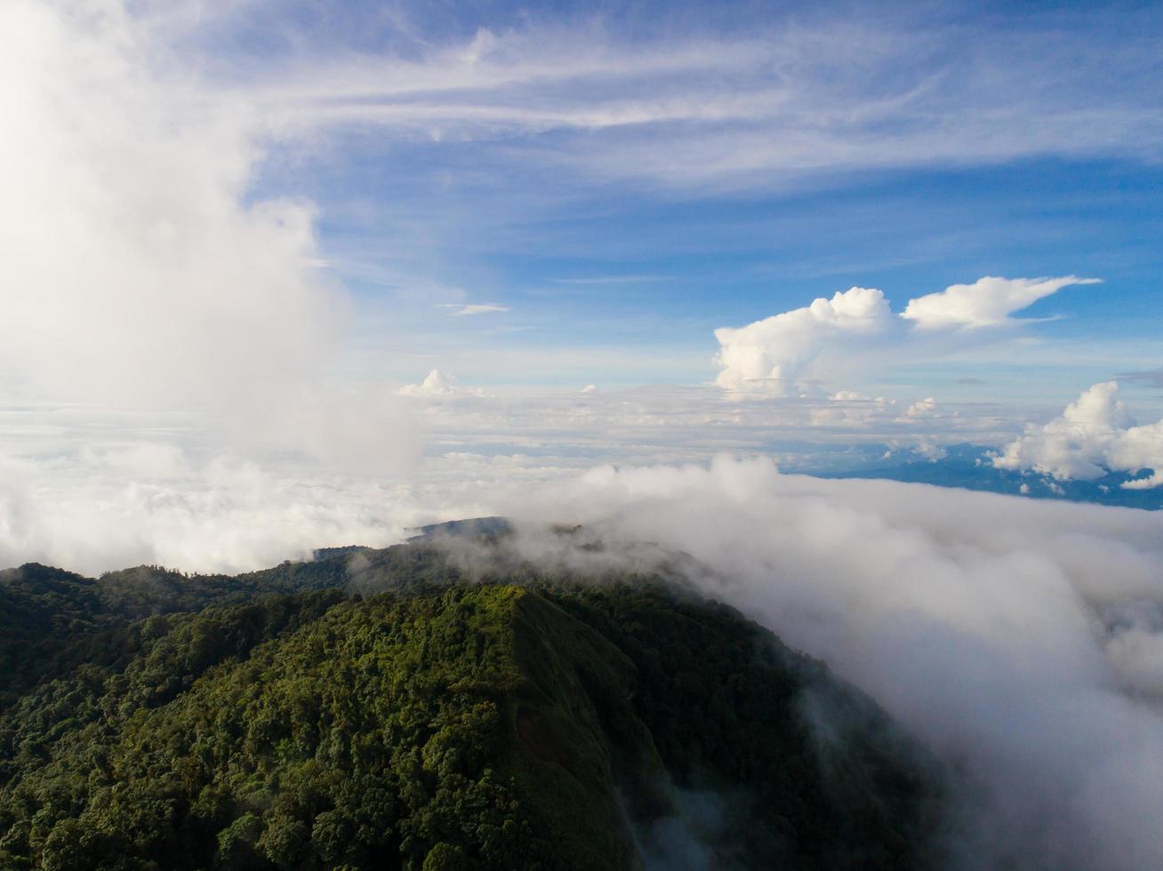 topo da montanha com vista para o vale enevoado foto