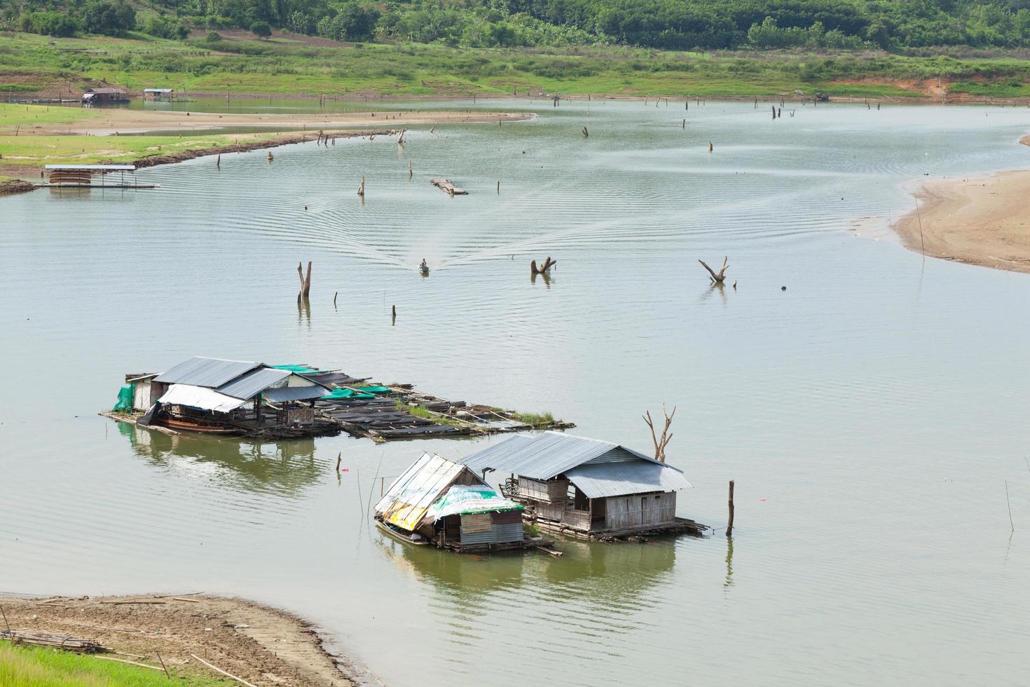 jangada na água em sangkhlaburi kanchanaburi, tailândia foto