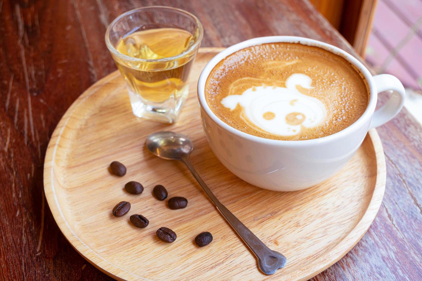 café com leite em uma xícara branca foto