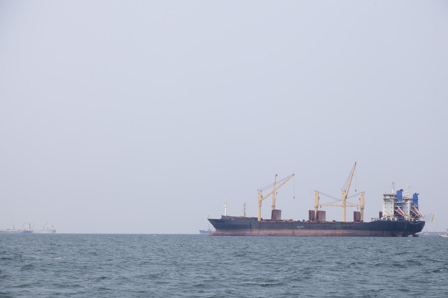 grande navio de carga no mar foto
