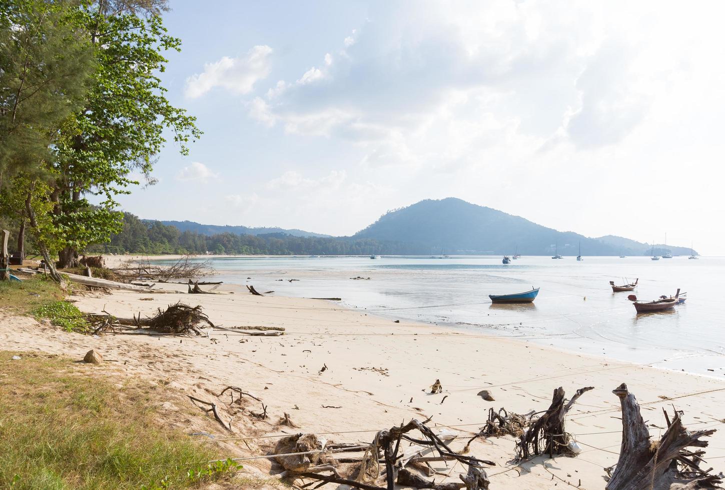 pequenos barcos de pesca na praia foto