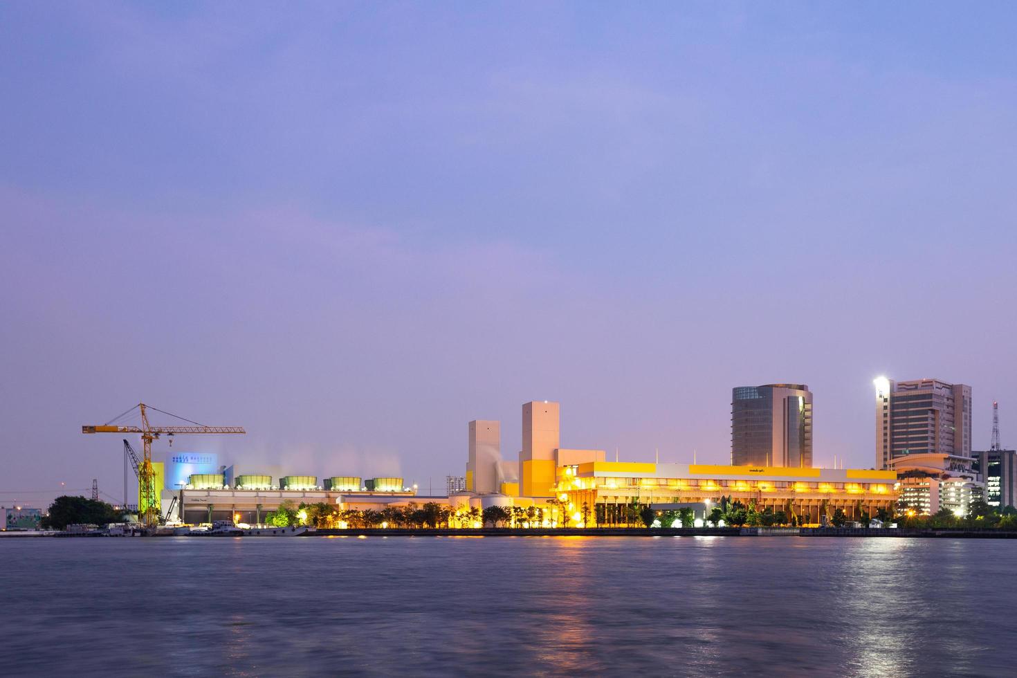 edifícios em bangkok ao crepúsculo foto