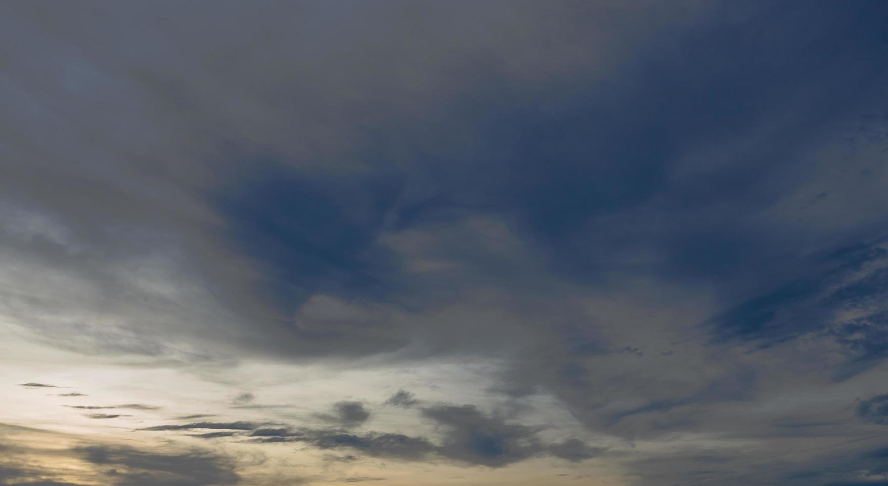 o céu ao pôr do sol foto