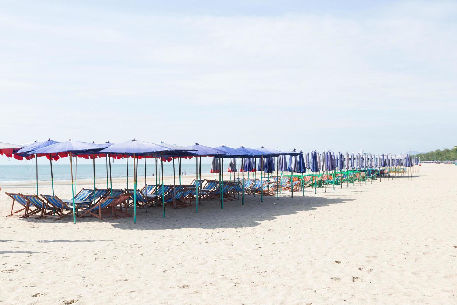 espreguiçadeiras na praia na tailândia foto