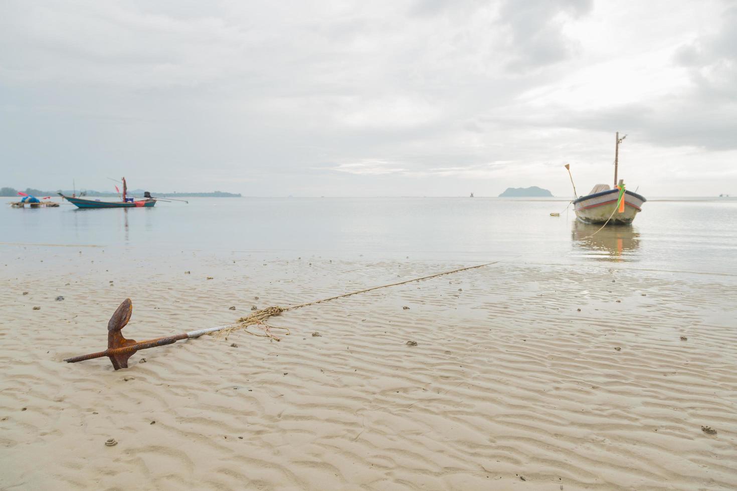 âncora descansando na praia na tailândia foto