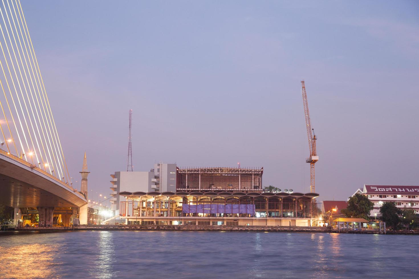 obras de construção no rio em bangkok foto