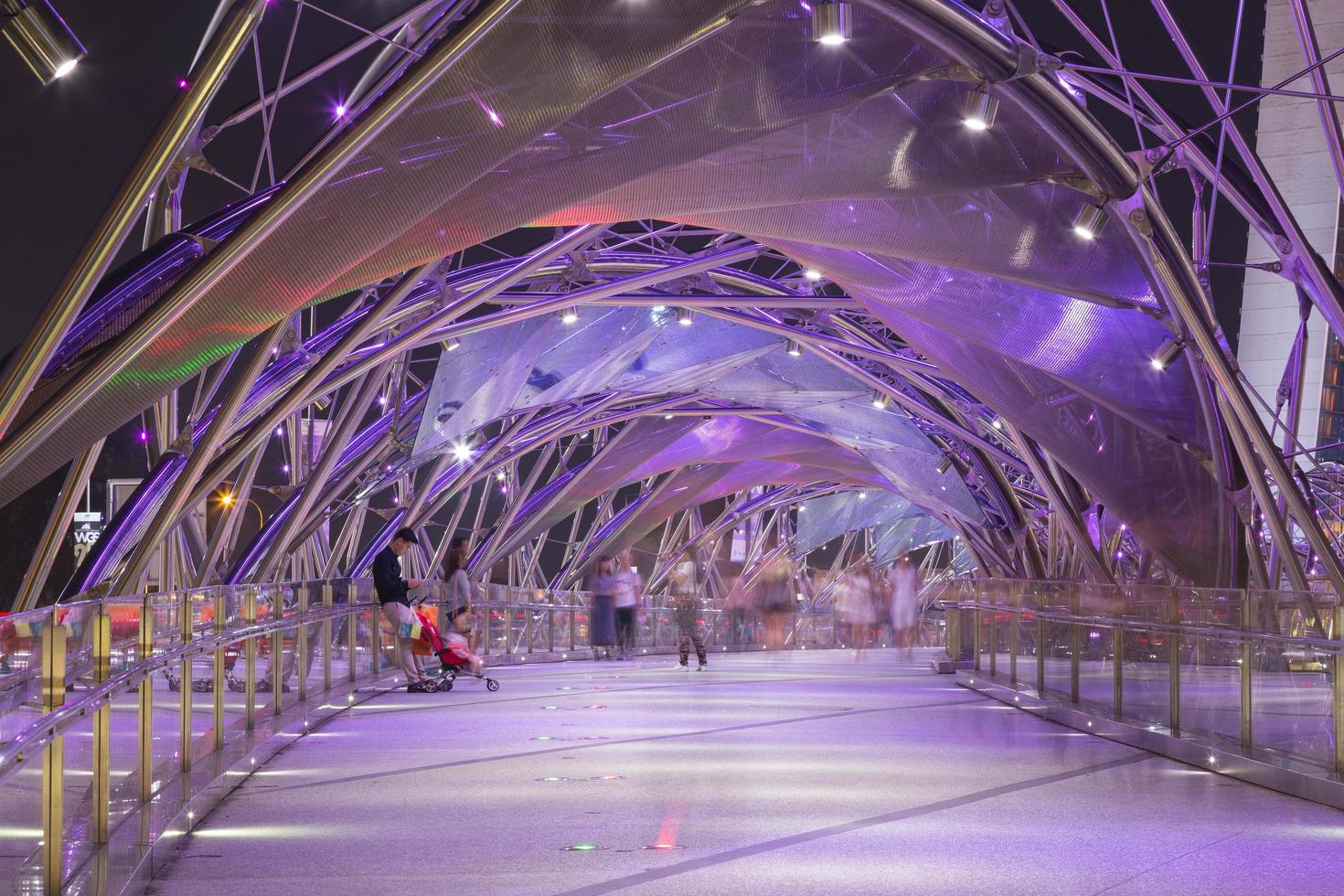 ponte na cidade de Singapura à noite foto