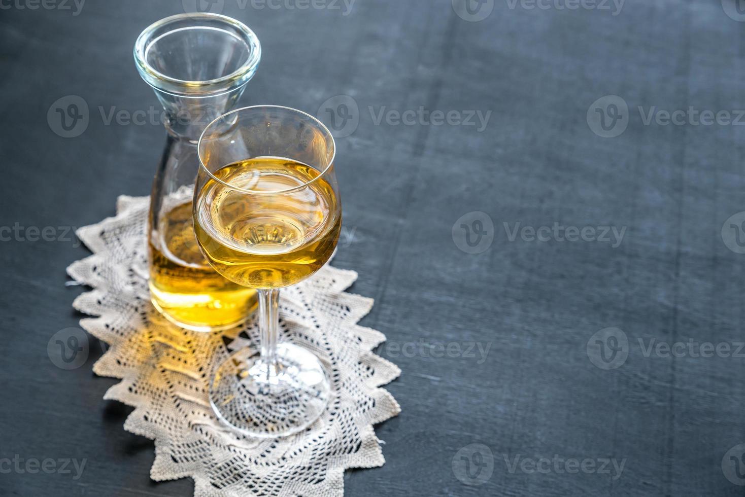 taça de vinho branco em decoração vintage foto