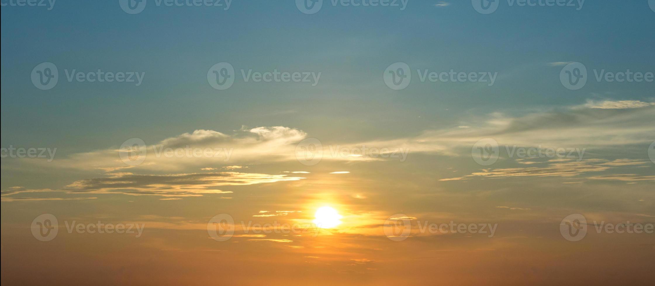 o céu ao pôr do sol foto