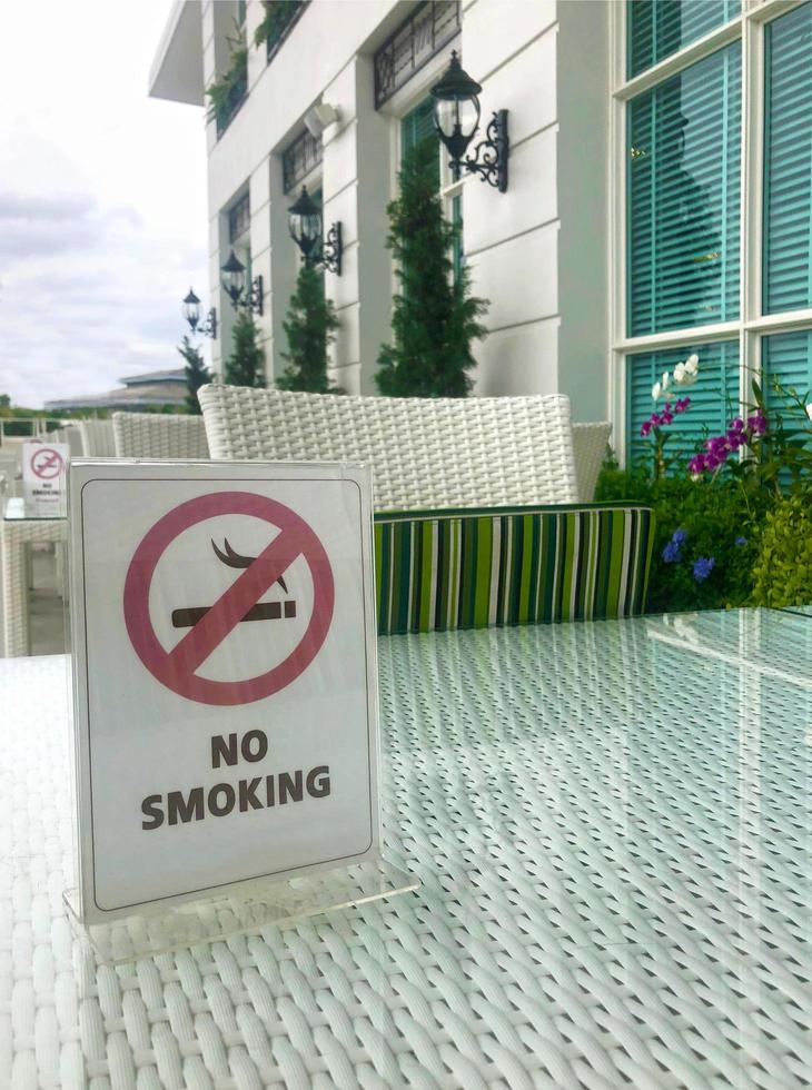 placa de proibido fumar na mesa foto