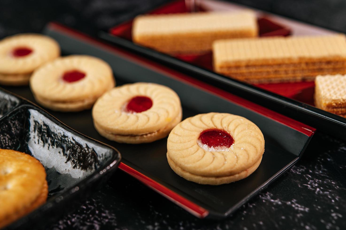 biscoitos lindamente dispostos em um prato foto