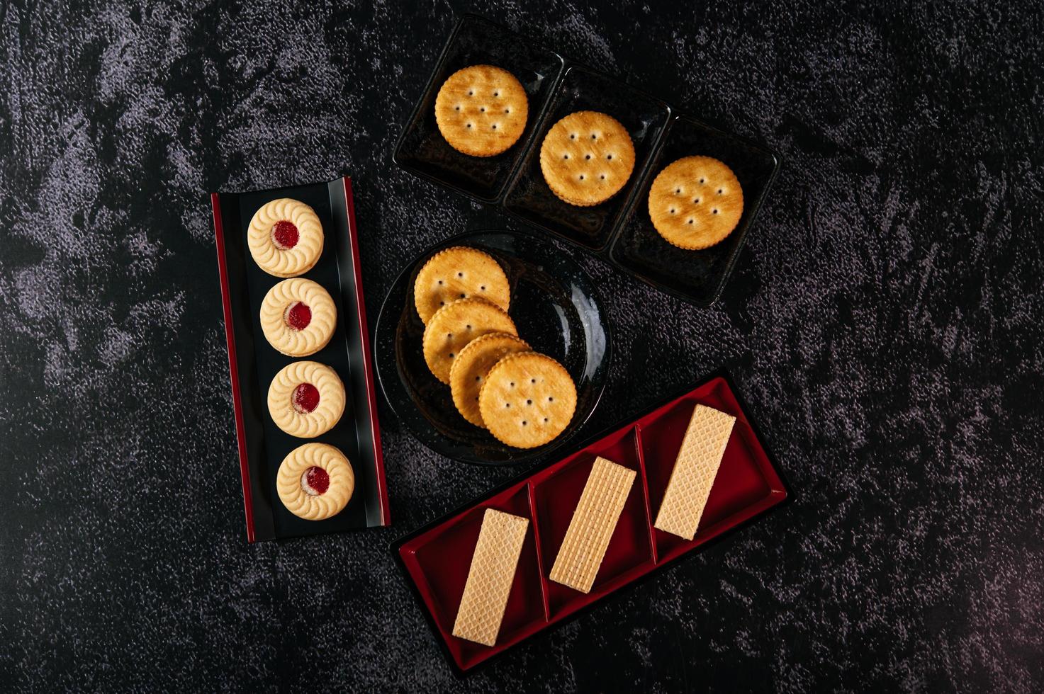 biscoitos lindamente dispostos em um prato foto